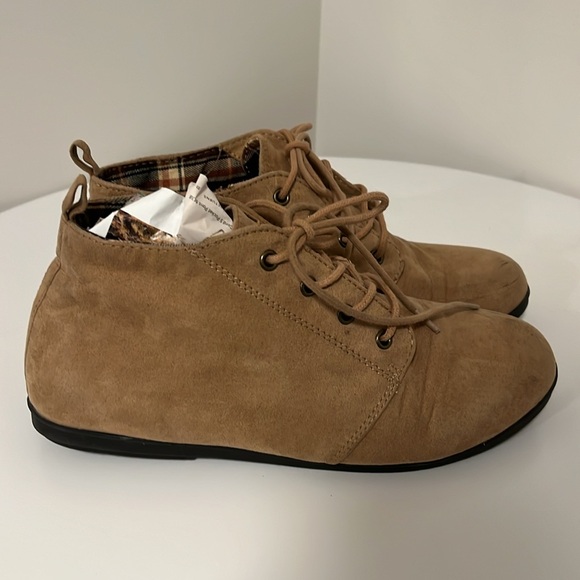 Forever 21 flat beige suede booties - Picture 4 of 7